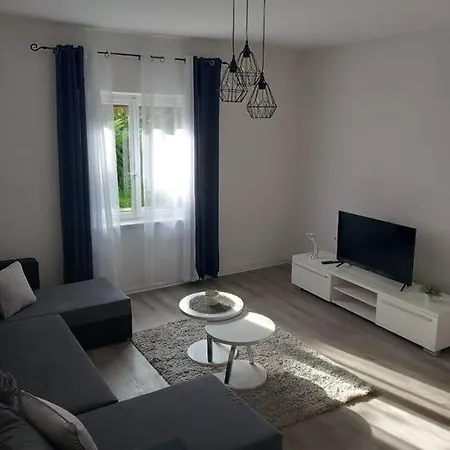 Apartment Dora-100m From The
