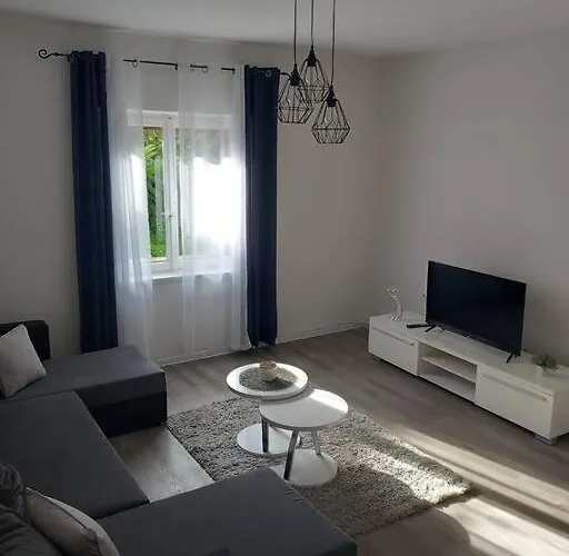 Apartment Dora-100m From The